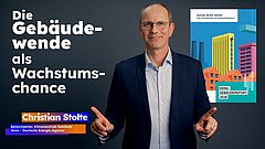 Christian Stolte in dunklem Sakko vor blauem Hintergrund mit der weißen Schrift 'Die Gebäudewende als Wachstumschance' und einem Buchcover mit dem Titel 'DENA-Gebäudereport 2026