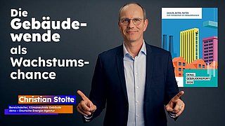 Christian Stolte in dunklem Sakko vor blauem Hintergrund mit der weißen Schrift 'Die Gebäudewende als Wachstumschance' und einem Buchcover mit dem Titel 'DENA-Gebäudereport 2026