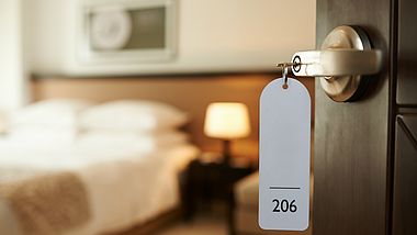 Hotelzimmertür mit Schlüssel