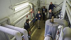 Gruppe im Heizraum der Friedrich-Ebert-Realschule der Stadt Hürth.