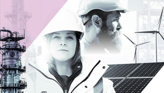 Zwei Personen in Schutzhelmen, eine mit einer weißen Jacke, vor einer Industrieanlage, Windturbinen und Solarpanelen.