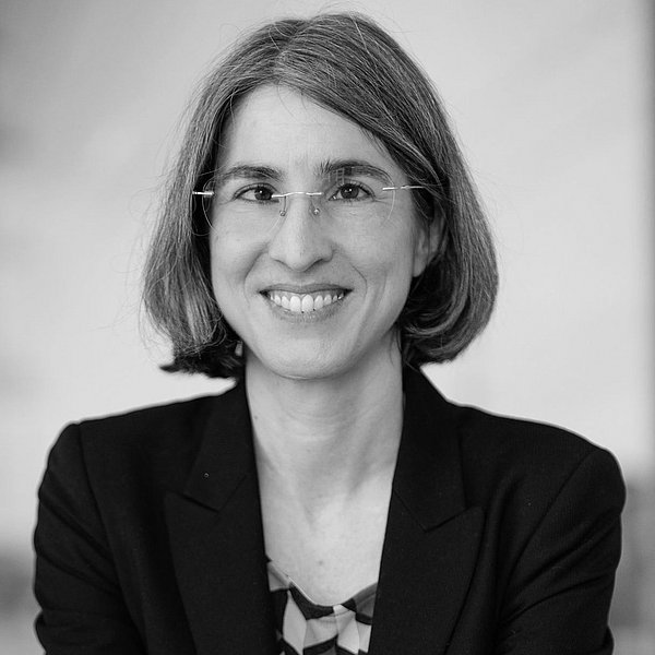 Bild von Dr. Sabrina Ried in schwarz weiß