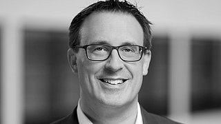 Foto von Sören Bartol in schwarz weiß