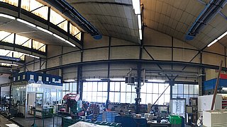 Eine montierte Infrarot-Hallenheizung.