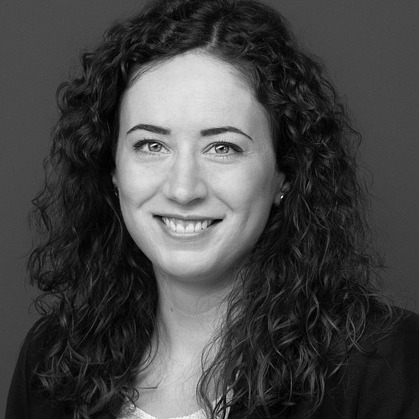 Bild von Linda Babilon in schwarz weiß