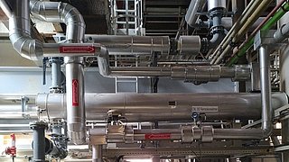 Oben gedämmter Reinsolevorwärmer, unten alter Dampf-Wärmeübertrager als Backup