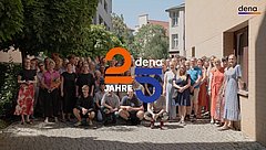 Schriftzug "25 Jahre dena" mit Mitarbeitenden der dena