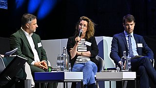 Paneldiskussion auf der Bühne