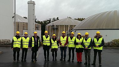 Zehn Projekteilnehmer vor einer Biogasanlage