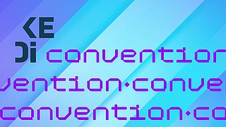 Hintergrund mit diagonalen blauen und lila Streifen. Sichtbarer Text: 'KEDi convention' in lila Schrift, wiederholt.