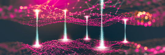 Abstrakter technologischer Hintergrund, der zwei übereinanderliegende polygon mesh in 3D zeigt, die über Lichtstrahlen miteinander verbunden sind. 