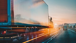 Lkw auf Autobahn im Sonnenuntergang