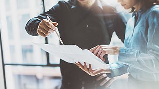 Kolleg*innen arbeiten zusammen