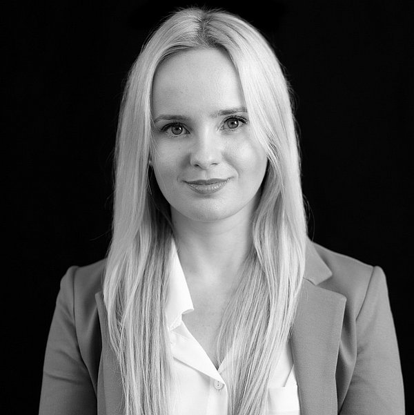 Foto von Christina Hollmann in schwarz weiß