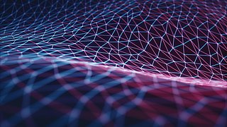 Abstrakte Darstellung eines digitalen Netzes aus leuchtenden Linien in Blau und Pink, das sich wellenförmig über eine dunkle Fläche erstreckt.