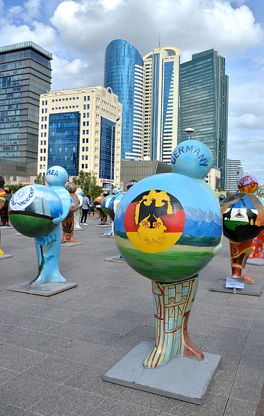 Auf dem Fußgängerboulevard Nurschol im Zentrum Astanas stehen mannshohe Figuren der EXPO-Teilnehmerländer.
