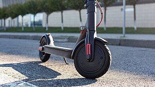 Roller, der auf einer Straße steht