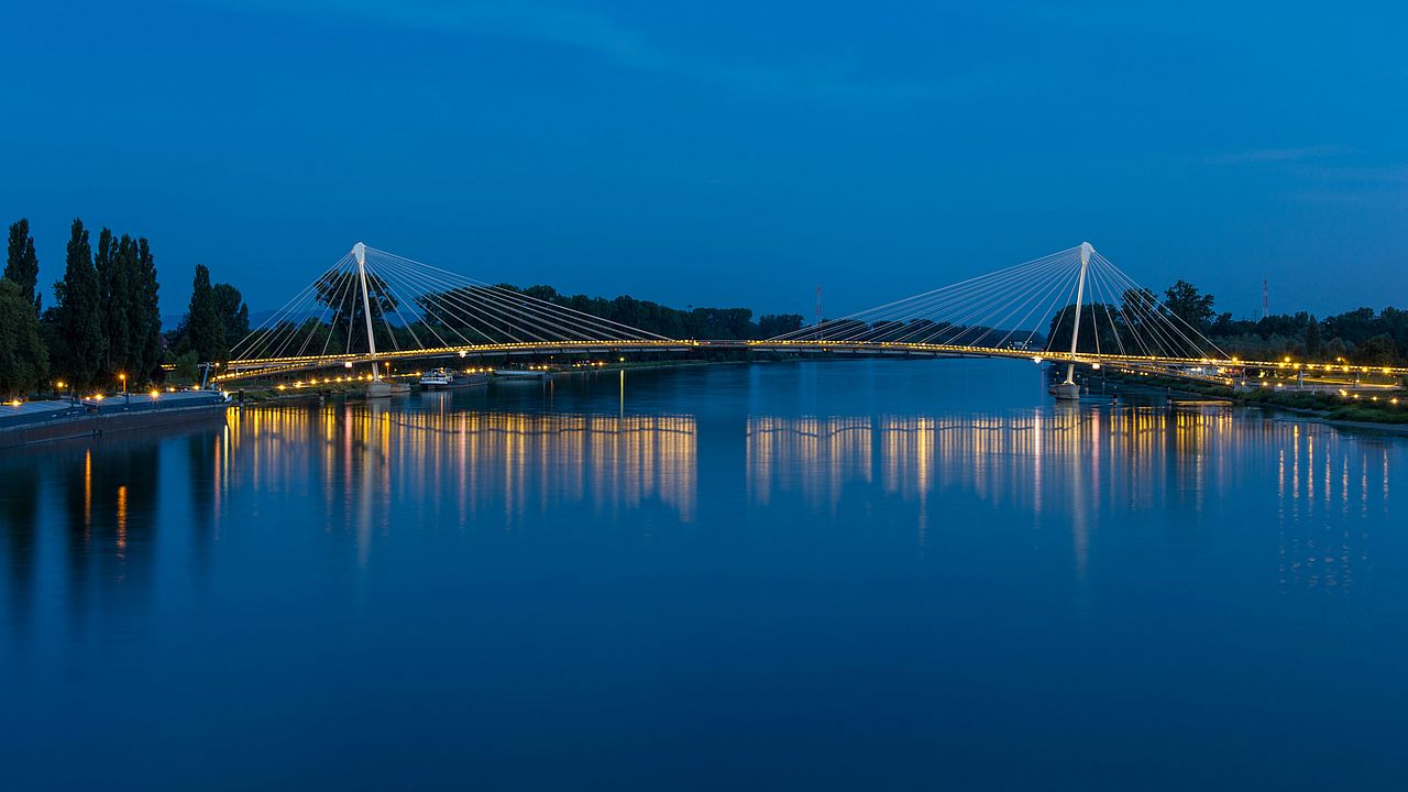 Brücke über einen Fluss bei Nacht