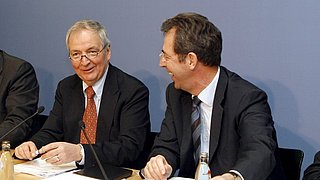 Auf dem Bild sind mehrere Personen zu sehen, die am 13. März 2007 auf der Pressekonferenz des WORLD ENERGY DIALOGUE 2007 teilgenommen haben.