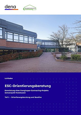 Eingangsbereich eines modernen Gebäudes mit Glasfront, Backsteinfassade und kahlem Baum im Innenhof, darüber Logos von dena und Kompetenzzentrum Contracting.