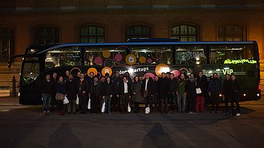 Vor dem Berliner Roten Rathaus steht ein Reisebus mit den Teilnehmern. Es ist noch dunkel.