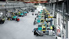 Eine Fabrikhalle in der Kunstoff-Fertigung