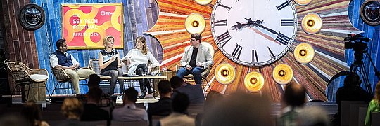 Die Bühne des SET Tech Festival 2024 mit verschiedenen Speakern