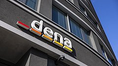 dena-Logo an einem EUREF-Gebäude