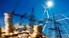 Münzen vor Strommasten, Solarpanelen und Windrädern