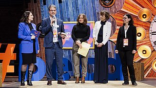 Set Award Preisverleihung, 5 Menschen auf einer Bühne