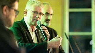 Helmut Kleebank (SPD-Fraktion) führt seinen Standpunkt während des Podiums „Politik“ näher aus.