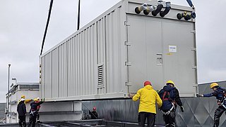Die Montage des RZ-Containers auf dem Firmendach.