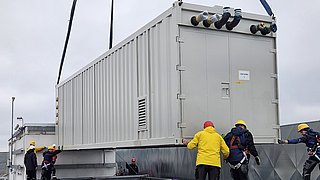 Die Montage des RZ-Containers auf dem Firmendach.