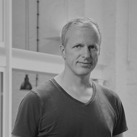 Bild von Christian Bogatu in schwarz weiß