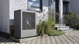 Wärmepumpe vor einem Haus