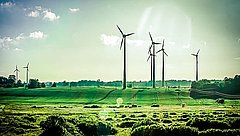 Windräder auf grüner Landschaft
