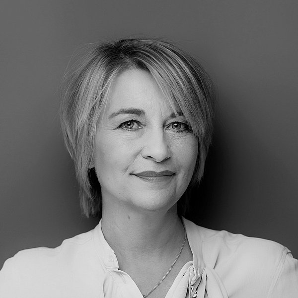 Foto von Anke Plättner in schwarz weiß