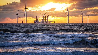 Bau von Windturbinen in einem Offshore Windpark.