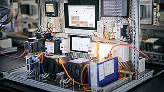 Mobile Station des Lernlabors Cybersicherheit für die Energie- und Wasserversorgung, die im Rahmen der EnerCise Cyberübung III am 23.06.2026 im Future Energy Lab der dena eingesetzt wurde. Die Station bildet typische Strukturen und Kommunikationsbeziehungen einer Ortsnetzstation realitätsnah ab.