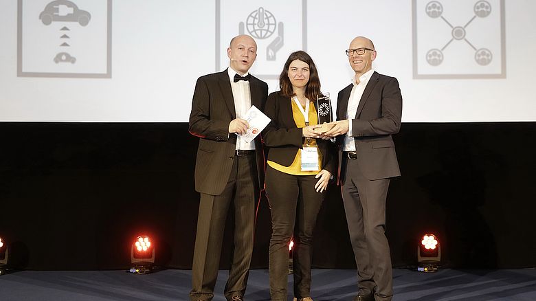 Andreas Kuhlmann, Vorsitzender der dena-Geschäftsführung und Thomas Birr, RWE / Innogy, übergeben den Award in der Kategorie "Urban Energy Transition" an BeeBryte. 