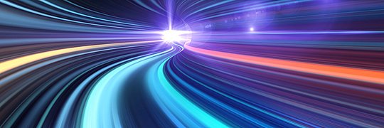 Abstraktes Bild einer Fahrt durch einen Tunnel mit High-Speed-Internetzugang.
