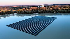 Eine schwimmende Photovoltaik-Anlage auf dem vom Unternehmen genutzten Gewinnungssee.