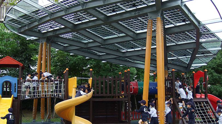 Das Solardachprojekt Taiwan: An der Taipeh-European School wurde eine ästhetisch besonders ansprechende Kinderspielplatz-Überdachung umgesetzt.