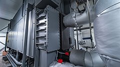 Industrieanlage mit mehreren großen Metallrohren und isolierten Leitungen