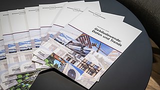 Mehrere Ausgaben des BGW-Marktreports 2026 auf einem Tisch