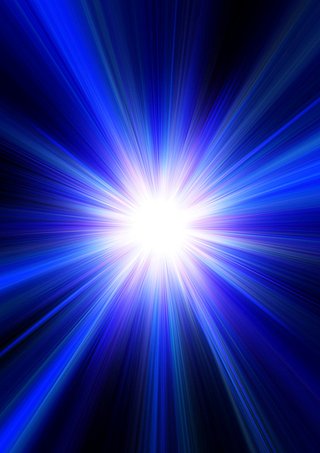 Ein strahlender blauer Lichtausbruch, der helles Licht verbreitet.