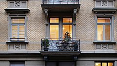 Klinkerfassade und Balkone eines Altbaus