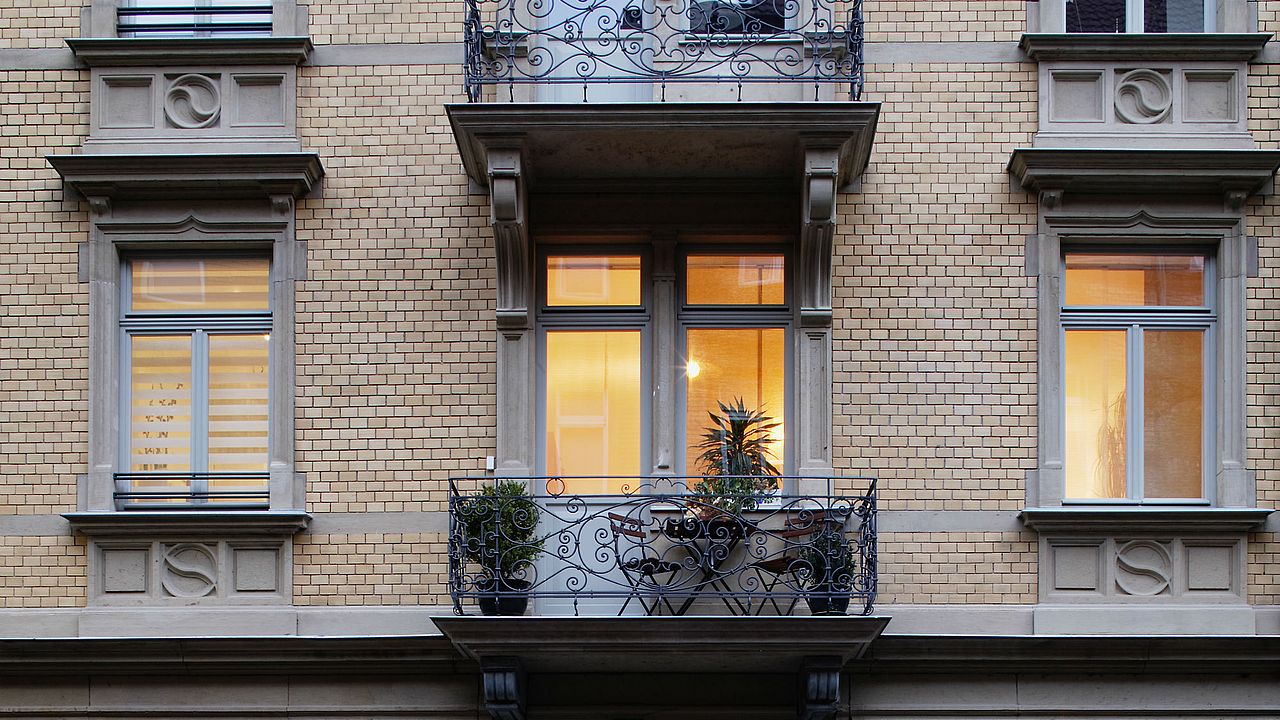 Klinkerfassade und Balkone eines Altbaus