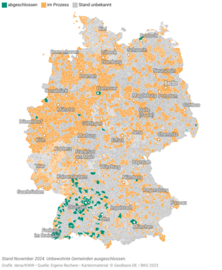 Deutschlandkarte mit farblich markierten Regionen: Grün für 'abgeschlossen', Orange für 'im Prozess' und Grau für 'Stand unbekannt', Stand November 2024.