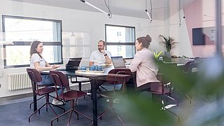 Personen an Schreibtisch